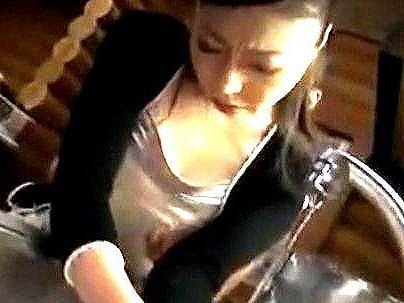 ＜美魔女！＞「この顔で・・おもらし？？」登山に行った美魔女奥さん！男に強引にＮＴＲ持ち込まれるぞ！！
