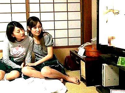 ＜修学旅行！＞【まさかの・・】AVの動画見にきた女子！興奮してオタク男子生徒とエロ行為しちゃうぞ！！！