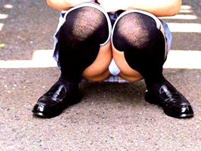 ＜家出娘！＞『パンティー食い込んどる！』ニーハイ激かわ制服女子！マンコの味見シチャウゾ(無料エロ動画)
