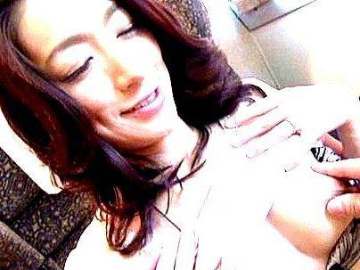 ＜不倫！＞「興奮しちゃうの…」まだまだ現役の美魔女奥さん！電車でエロ行為とかするか？やべ～！！！