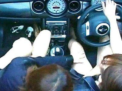 ＜ヘンリー塚本！＞「昭和のポルノ映像」色気半端ない美女！車の中でレズビアン行為女同士で絡み合いシチャウゾ！！！