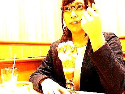 ＜女子社員！＞「パフェ・・・上手いの…♡」メガネの清楚女子社員！人生初めてのザーメンナカ出しに(無料エロ動画)