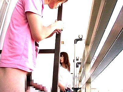 ＜不倫！＞「ケケケ・・・」隣人の変態な男がご覧の通りチンポ丸出し！隣の奥さん食おうとしてるぞ(アダルト動画)