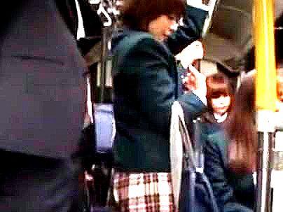 ≪女性通学用バス≫【まさかの・・・？】ワザと間違えて乗ったら・・・小柄な美少女がｈ求めてきたぞ！！！