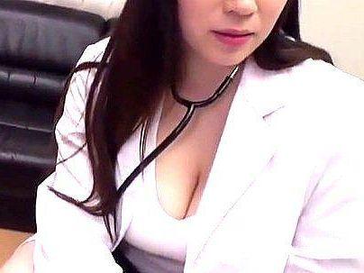 ＜超乳女医！＞「童貞なの…♡？」泌尿器科で勃起したら・・・先生がチンポに興奮してエロ行為に！！！