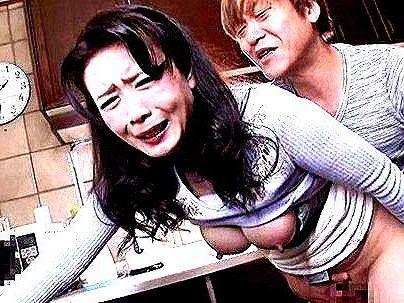 ＜四十路人妻！＞「イケないわ・・・ダメ」エロい体の巨乳義理のママ！家庭内で近親ファック興奮シチャウゾ！！！