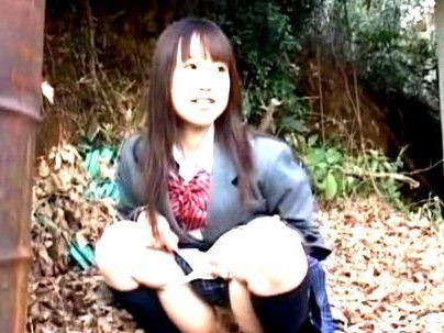 ＜野ション！＞「若い頃の有名女優・・・ションベン！」制服女子が野外でおしっこ！男がきて犯されレイプされっぞ！
