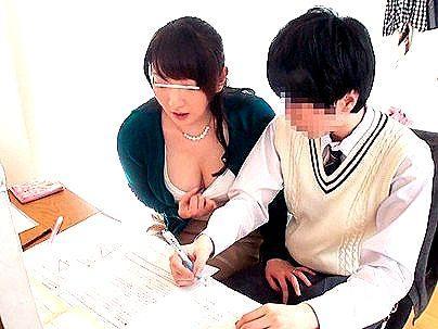 ＜モニタリング！＞「チンポ触ってるぞ！」グラマラスエロい体のボイン家庭教師！教え子チンポ触りながら教えとる！