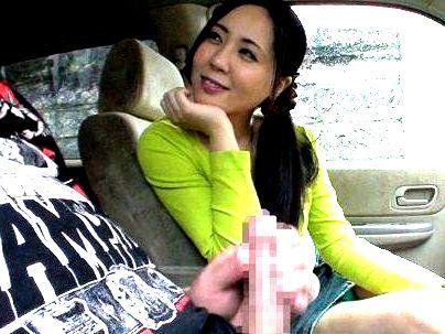 ＜おっきわね…♡＞「ドキドキしちゃうの…♡」美人お姉さんに車の中でセンズリ見せたら・・・・舐めてくれたぞ！！！