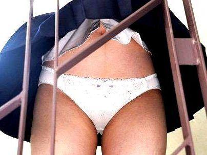 ＜パンチラ！＞「風・・・感謝！」階段下で風でパンチラ目撃！白ギャルがむしろ誘惑で・・・風・・・感謝！！！