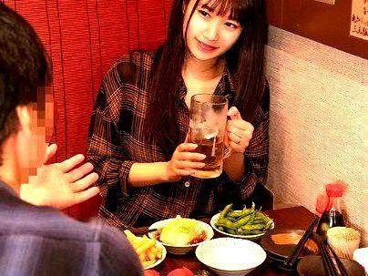 ＜人妻！＞「嬉しいの…♡？」居酒屋で一人飲みしてる清楚な感じのおくさん！他人棒で浮気行為になっとる！！！