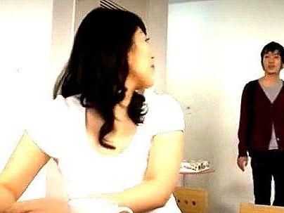＜スワッピング！＞「ババア・・・もらす」巨乳ボインエッロイマッマ！友人息子とエチエチ発展興奮シチャウゾ(アダルト動画)
