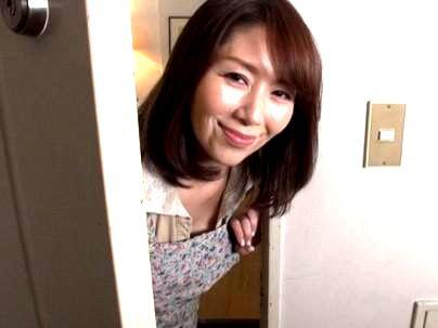 ≪息子の友達≫【秘密ね…♡！】欲求不満すぎる奥さん人妻マッマ！息子の友達といけない関係に発展すっぞ！！！