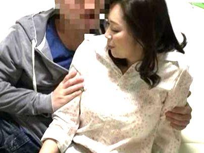 ≪熟女BBA・・・興奮！≫【恥ずかしいわ…♡】欲求不満すぎる人妻熟女！イケメンにメロメロファックになっとる！！！