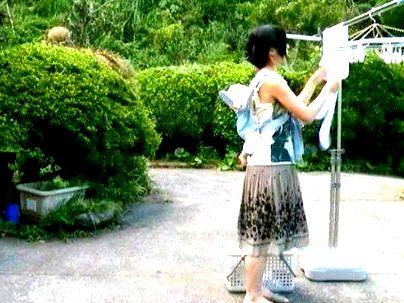 ＜ヘンリー塚本＞「昭和の鬼畜動画の極み！」子育て中の人妻マッマ！男に無理矢理やられるぞ！！