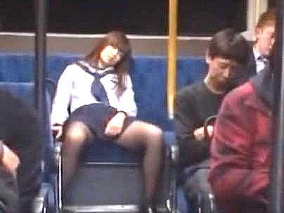 ≪バス痴漢！≫【ヤメテクダサイ…】清楚黒タイツ制服女子！バスで痴漢師の餌食で犯されレイプされっぞ！！！