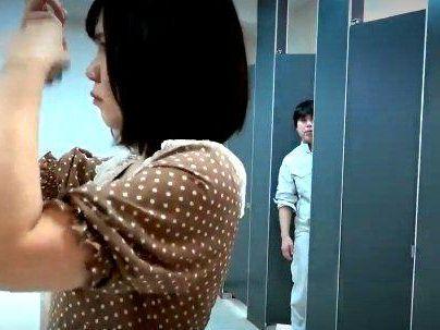 ＜この女・・・ターゲートだなｗヒヒヒ・・・＞「男がウソ路から見てるぞ！」可愛い素人女子がもちろんこの後に・・・ヤラレル！