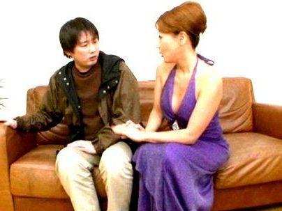 ＜人妻熟女！＞「ママ？・・・ウソだろ！」風俗で来たのがお母さん！しょうがないから・・・やっちゃうぞ(アダルト動画)