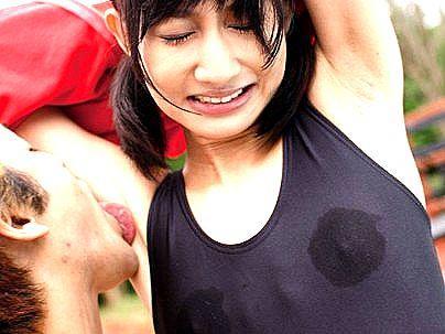 ＜青姦！＞「恥ずかしいよ…」貧乳ちっぱいパイ乙の可愛い女子！口で性処理とかマジで最高でしょｗ(無料エロ動画)