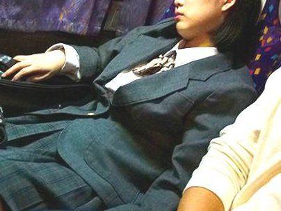 ＜夜行バス＞「犯しちゃうぞ・・・ヒャッハーｗ！！」可愛い真面目そうな制服女子！夜行バスで犯されレイプされっぞ！！！
