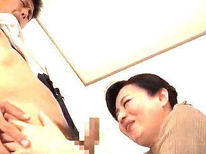 ＜オシャブリ中毒＞「舐めるの・・・好き…♡！」熟女のオバサンがラグビー部員チンポ好き！ジュポフェラいじみしてっぞ！！！