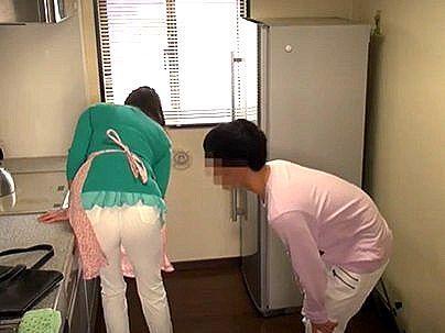 ＜おばさんレンタル！＞「ババア、パイモミされる！」性欲高めのオバサン熟女！なし崩し的エロ行為に持ち込まれるぞ！