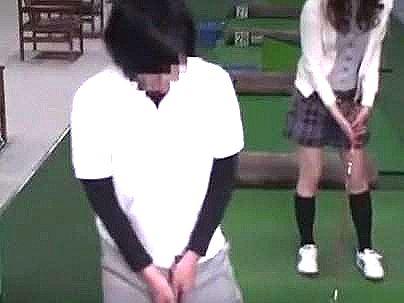 ＜ゴルフ練習場！＞まじかよ？！ゴルフの練習場に痴女降臨！若い男狙ってエチエチ求めてくるぞ～(無料エロ動画)