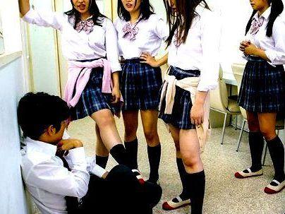 ＜公開処刑しちゃうぞ～ｗ！ヒヒヒ・・＞「ＧＡＬ達を・・・」生意気な制服女子ども・・・公開処刑で犯しちゃうぞ！！！
