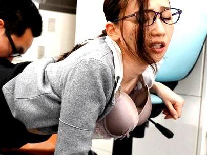 ＜会社の地味な奥さん！＞【でもいいね～ｗ！】真面目そうな清楚な人妻OL！会社で旦那裏切りふぁっくシチャウゾ！！