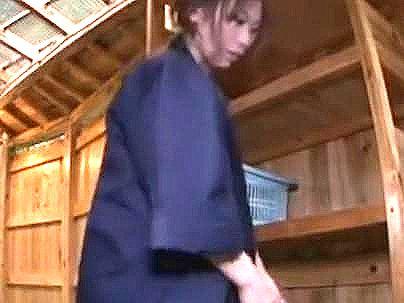 ≪旅館従業員≫【野外で・・・イタズラしちゃえ！】スタイル抜群ボインギャル！自虐行為見せちゃうぞ(アダルト動画)
