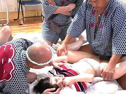 ＜町内会祭り＞「助けて…ｲﾔ・・」祭り男たちに無理矢理やられるぞ！綺麗な美人妻が犯されレイプされっぞ！！