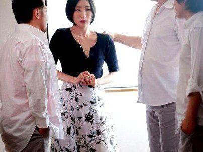 ＜永遠に終わらない！＞「やめなさい・・・！」真面目そうな清楚な感じの奥さん！息子いじめる男たちに犯されレイプされっぞ！！