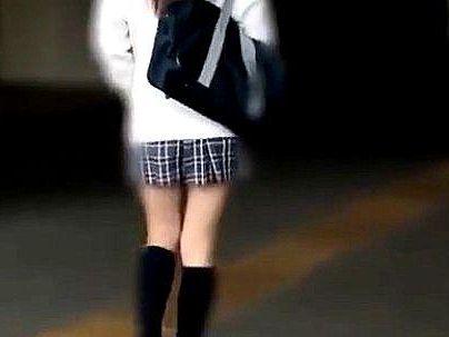 ＜満員痴漢車両！＞「ヤメテクダサイ…」制服姿の若い女子！鬼畜な痴漢師に無理やり犯されレイプされっぞ！！！