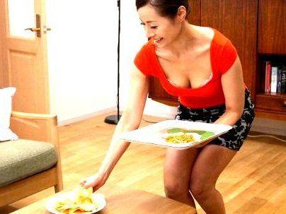 ＜同棲生活＞「これ食べて…♡」パーフェクトボディーボインの人妻のママ！娘婿の友人がいけない関係に発展すっぞ！