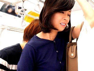 ＜友達の母親＞「置換したら・・・まさかの？」友達の母親を痴漢してしまった！そんなの関係ね～やっちゃうぞ・・・！！