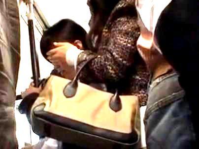 ≪人妻痴漢！≫【もうやめて・・ダメ…】エロい感じのお母さん！娘を守るために痴漢師の餌食になっちゃうゾ！！