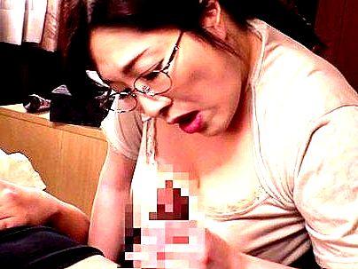 ＜超乳！＞『これ欲しいの…♡』デブ、ブスのババア奥さん！義息チンポで種付け膣内発射中出しになっとる！！