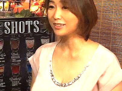 ≪熟女≫【私でいいの…♡？】居酒屋で一人飲みしてるババア！口説かれて家族崩壊セックス興奮しちゃうぞ！！！