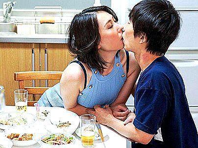＜人妻NTR！＞「41歳？ババア、か？」レスの欲求不満すぎる奥さん！隣人大学生チンポでやっとるぞ(アダルト動画)
