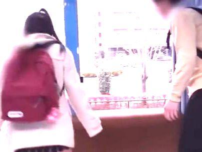 ≪マジックミラー号！≫【ここでするの？】彼のオチンポ当てゲームしにきたミニマム女子！もちろんNTRファック持ち込まれる！