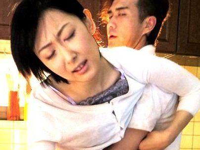＜脱獄者＞「いうこと聞けや！！！」真面目そうなショートカットの綺麗な奥さん！連続強姦魔に犯されレイプされっぞ！！！
