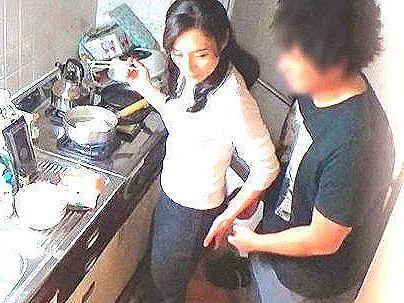 ＜盗撮！＞「BBA・・・だめよ…♡」性欲高めのオバサン熟女！やり部屋でやっとるぞ(アダルト動画)