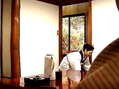 ＜ヘンリー塚本！＞「久しぶりなの…」上品な感じのボイン仲居さん！マッサージ師とエロ交尾発展シチャウゾ(無料エロ動画)