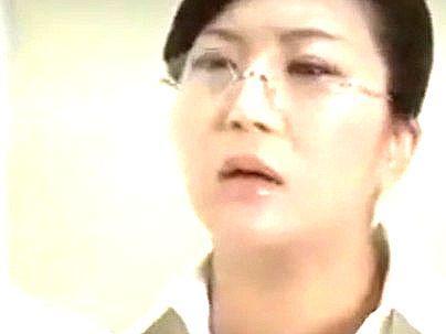 ＜女教師！＞「ババア、ブスだの～」メガネのオバサン熟女先生！男に無理矢理やられるぞ(アダルト動画)