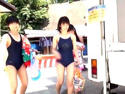 ＜マジックミラー号＞「スク水・・・最高！」日焼けしてる童顔スク水女子！いたずら混浴体験でやっちゃうのか？