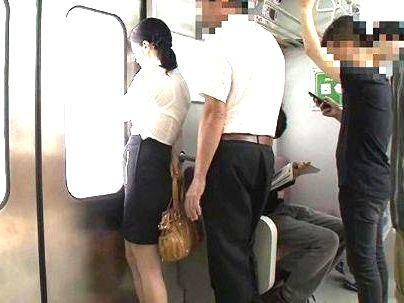 ＜人妻教師＞「え？痴漢？ｲﾔ…！」真面目そうな人妻先生！電車で痴漢師に犯されレイプされっぞ！！！