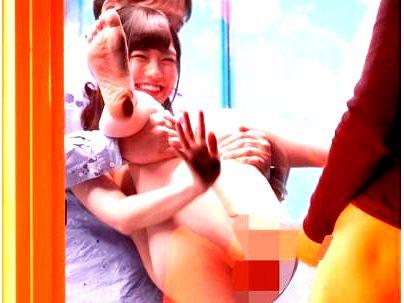 ≪素人エロ企画！≫【マンコ●見せジャンｗ！】滅茶苦茶可愛い美少女！逆転ミラー号で外の野郎どもハッスルしちゃうゾ！！
