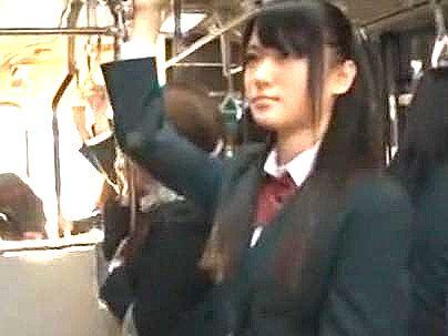 ≪痴漢！≫【ダメなの…に…】清楚な感じの制服女子！まさかの逆痴漢でオチンポ刺激シチャウゾ(無料エロ動画)