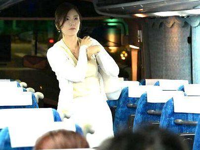 ＜夜行バス＞「ケケケ・・・ヤル！」夜行バスに乗った夫の元へと向かう人妻！隣の青年に痴漢行為で犯される！！！