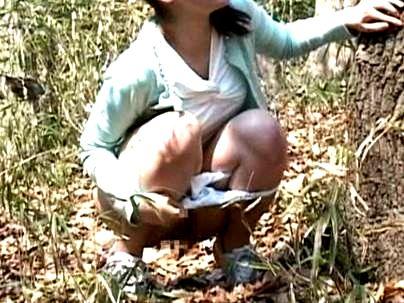 ≪野ション！≫【見ないでください…】もれそうで野ションしてた人妻！発見されてもちろん犯される！！！
